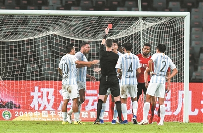 关于两队相遇对决恐吃红牌？广州富力拼搏武汉的信息