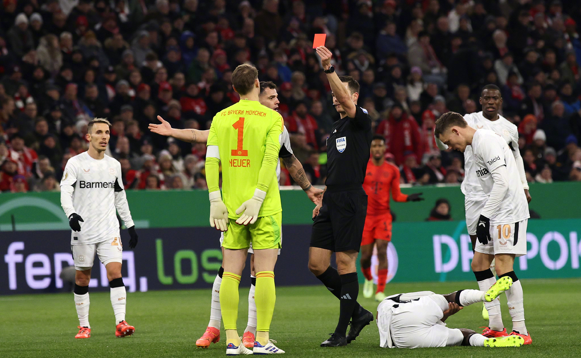 费德勒回归赛场，连败首场状态亮眼，拜仁观众沸腾！(澳网费德勒一盘不失)