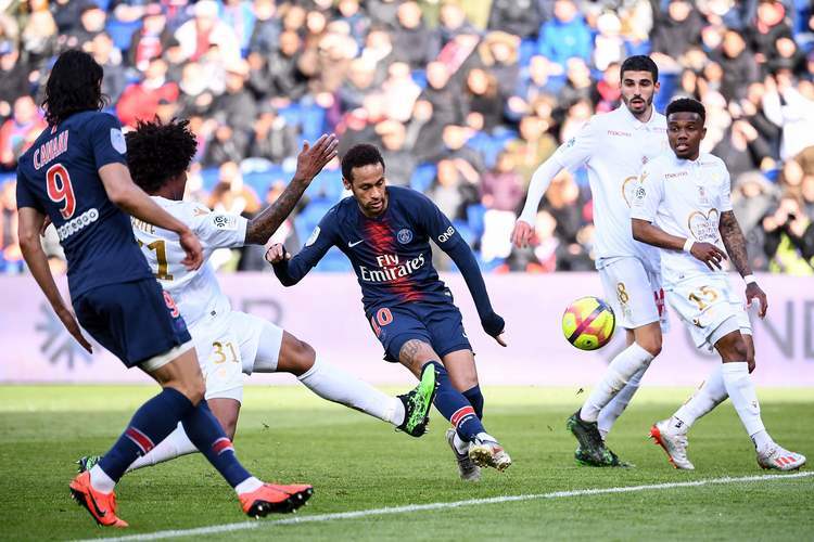  萨拉赫爆冷击败巴黎圣日耳曼，连败引爆全场！